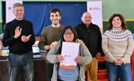 El gobernador Torres entregó equipamiento informático a distintas escuelas de la Meseta