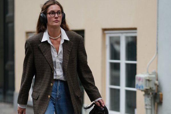 Por qué el uniforme de septiembre de las expertas en moda sigue siendo este, digan lo que digan las tendencias del otoño