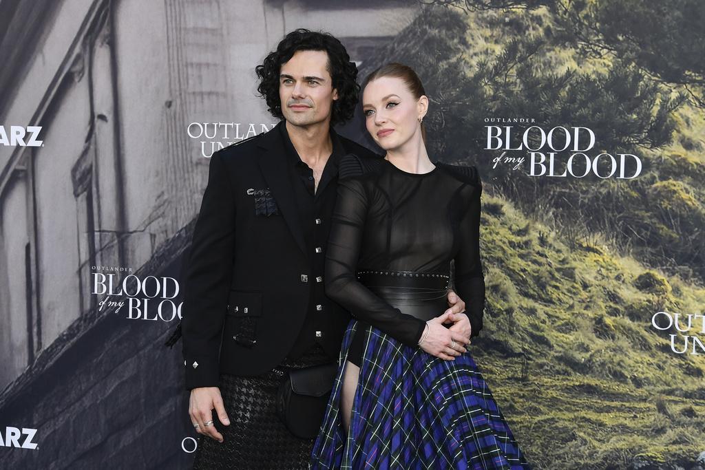 'Outlander' actors on hiding phones on set