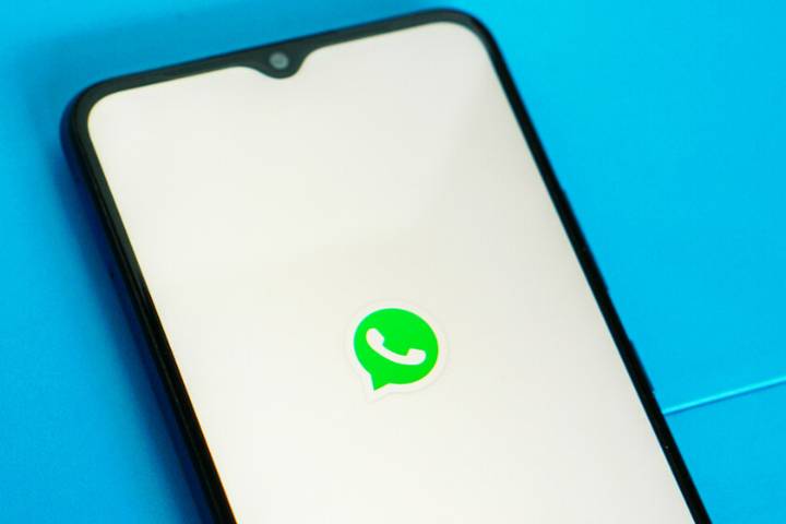 WhatsApp va por Zoom y Meet: ya puedes programar llamadas, levantar la mano y reaccionar en las videollamadas grupales