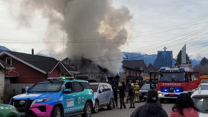 Incendio destruye antigua vivienda en calle Carrera de Puerto Aysén