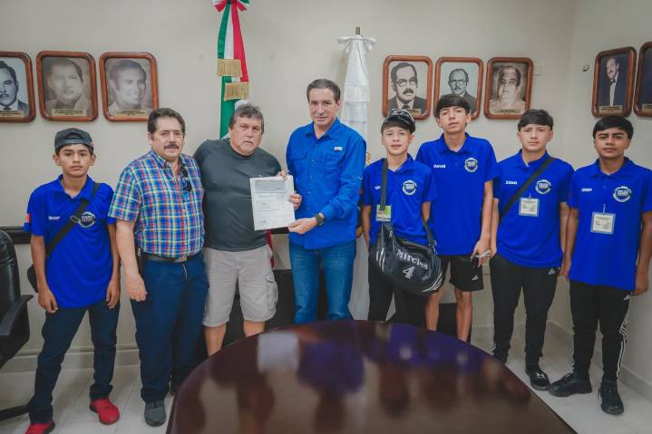 ALCALDE  ENTREGA APOYO ECONÓMICO AL EQUIPO POTROS RUMBO A “LA COPA KAMA’S”