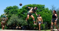 Antiguo juego de pelota prehispánico revive en Guachimontones como símbolo de resolución pacífica