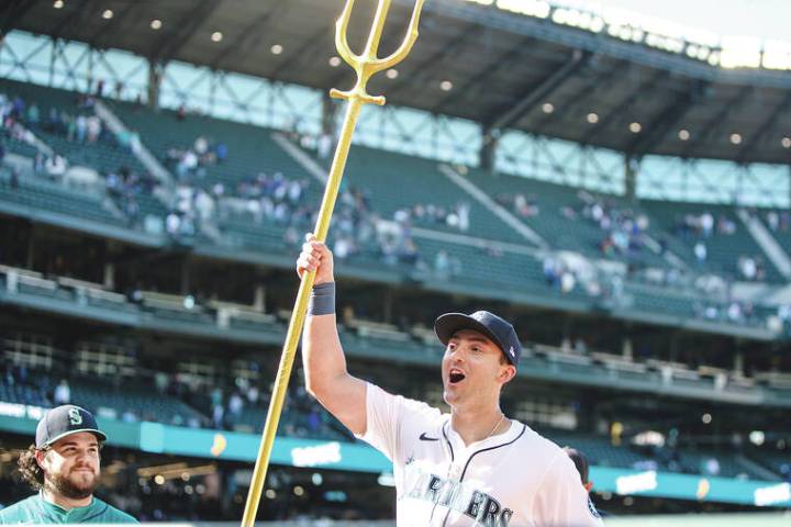 Mariners finish sweep of White Sox with 11th-inning walk