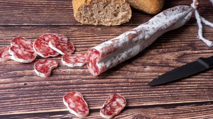 Nueva alerta alimentaria: Consumo ordena la retirada inmediata de un fuet por la presencia de salmonela