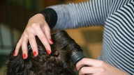 "Puede costar 3.500 euros y aquí lo tienen por 50": una peluquera de Madrid tiene una bonita solución para la caída del pelo