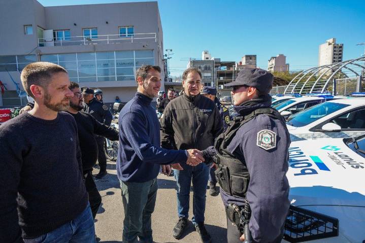 Julián Álvarez, Leandro Decuzzi y Javier Alonso presentaron 21 nuevos móviles policiales para Lanús