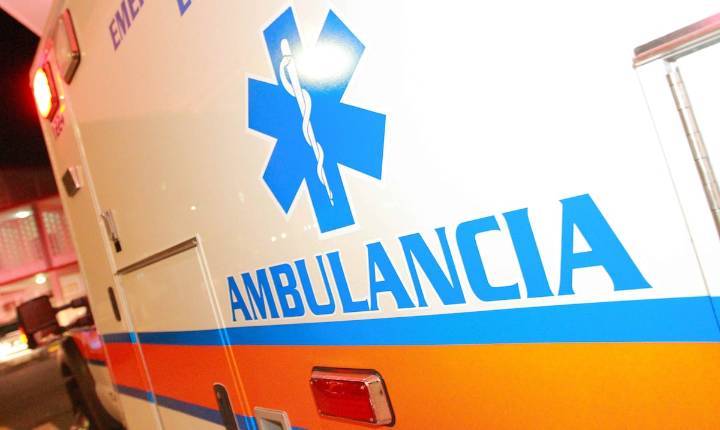 Pareja de motociclistas resulta herida tras ser impactada por guagua