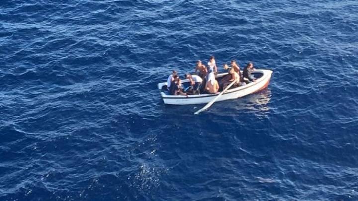 Desaparecidos 12 migrantes tras saltar al agua cerca de la isla de Cabrera