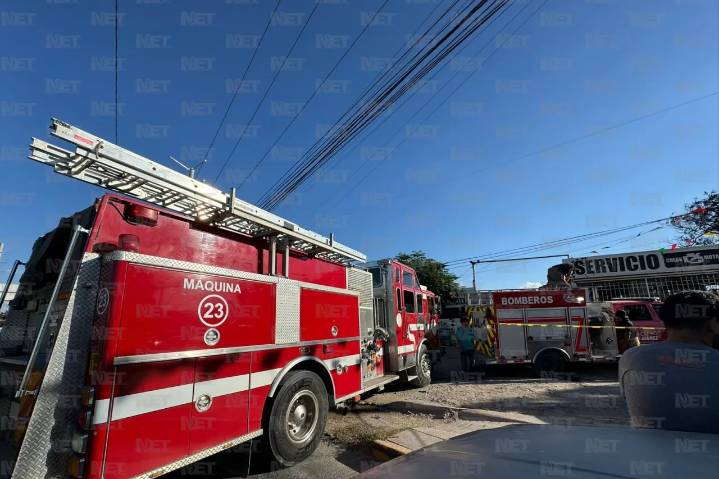 Bomberos combaten incendio en la colonia Manuel Valdez