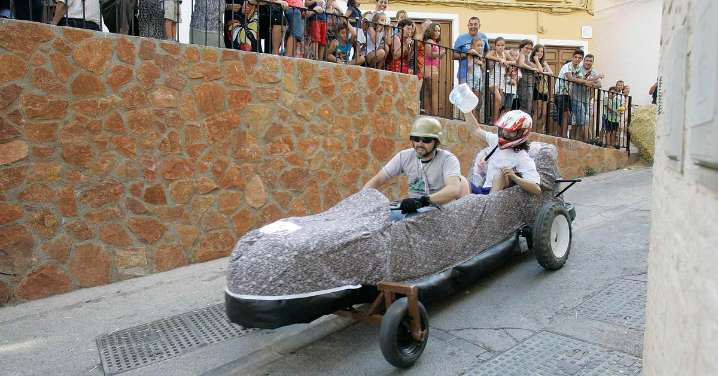 La divertida Carrera de Autos Locos que este pueblo de Granada prepara para sus Fiestas