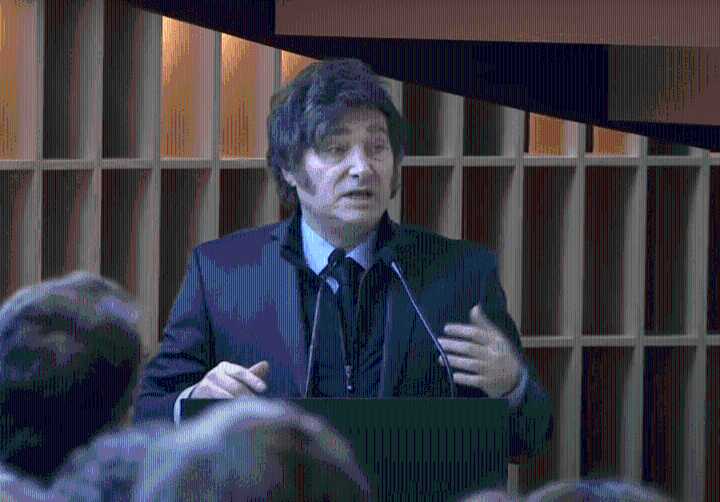 Javier Milei reapareció en un acto, sin mención al escándalo y junto a Karina