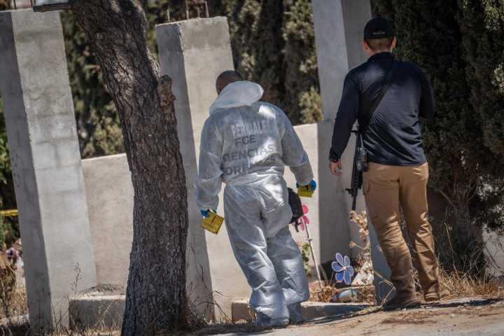 Con cadena en el cuello, encuentran a un hombre asesinado en panteón de Aguaje de la Tuna