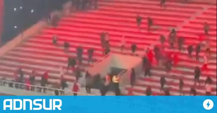 23:44 Escalofriante: el momento exacto en que la barra de Independiente llegó a la tribuna de la U. de Chile