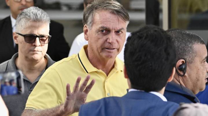 Bolsonaro regresa a prisión domiciliaria tras exámenes médicos a semanas de su veredicto