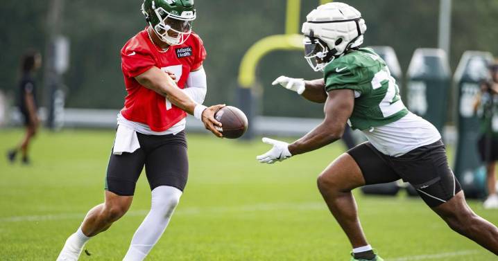 Aaron Glenn will play Justin Fields and the Jets' starters in preseason opener against Packers