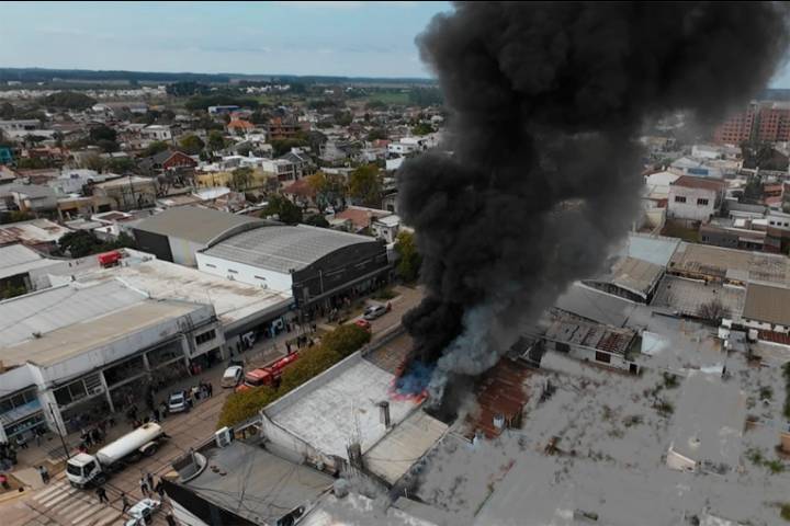 Estaba por asar un pollo, saltó una chispa y se incendió una casa y una zapatería