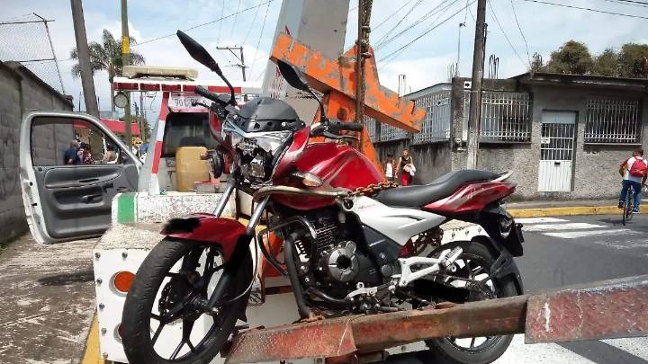 Motociclista lesionado en choque contra camioneta, en camino a Mariano Escobedo
