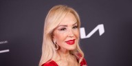 Carmen Lomana recupera el minivestido amarillo con efecto toalla más original y llamativo de su armario
