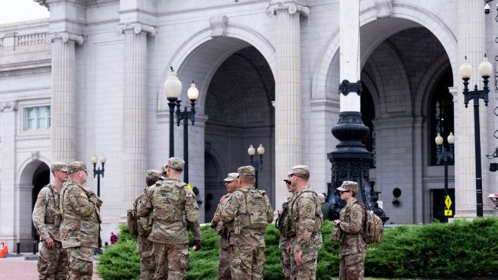 La Guardia Nacional comenzó a portar armas en Washington DC tras orden de la Administración Trump