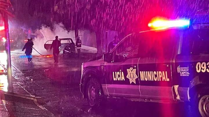 Bomberos sofocan incendio de vehículo en la colonia Guadalupe