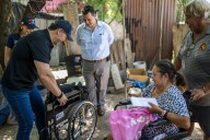 Adrián entrega Tarjetas Regias a mujeres en vulnerabilidad
