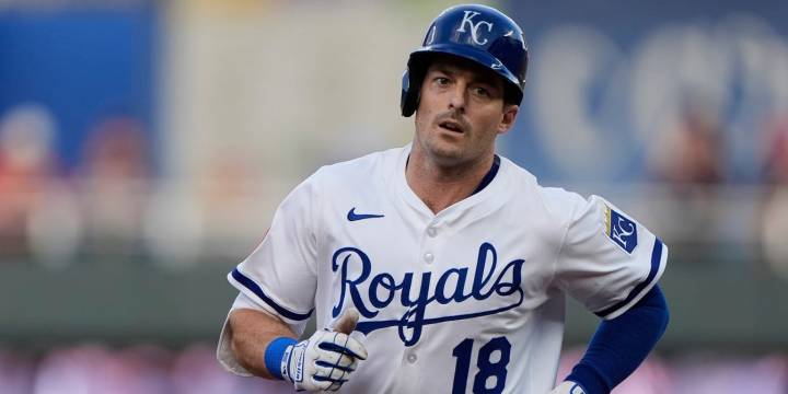 Mike Yastrzemski homers in Royals' win vs. Rangers