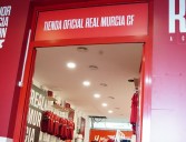 Deportes | El Murcia, ya con más de 15.000 abonados, amplía la tienda del estadio Enrique Roca