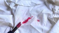 Decile adiós a las manchas de labial: el truco casero que salva tu ropa favorita en minutos