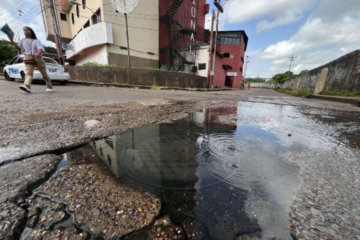 Denuncian un desborde de aguas servidas en la entrada principal de La Muralla