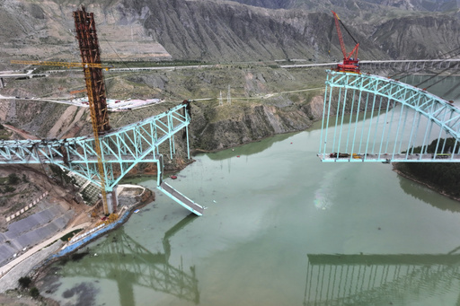 Derrumbe de un puente en China deja al menos 12 trabajadores muertos