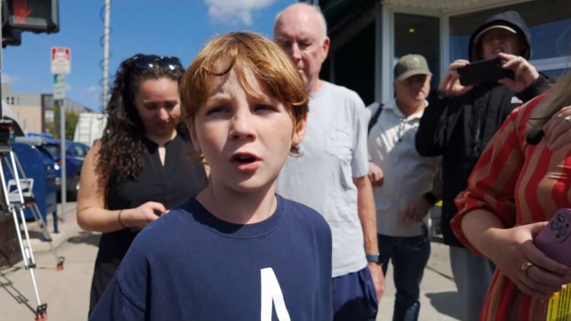 Estudiante de quinto grado dice que un amigo lo protegió durante el tiroteo en escuela