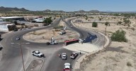 Tractocamión con 15 toneladas de piedra caliza se vuelca en bulevar Jaudiel Zamorano