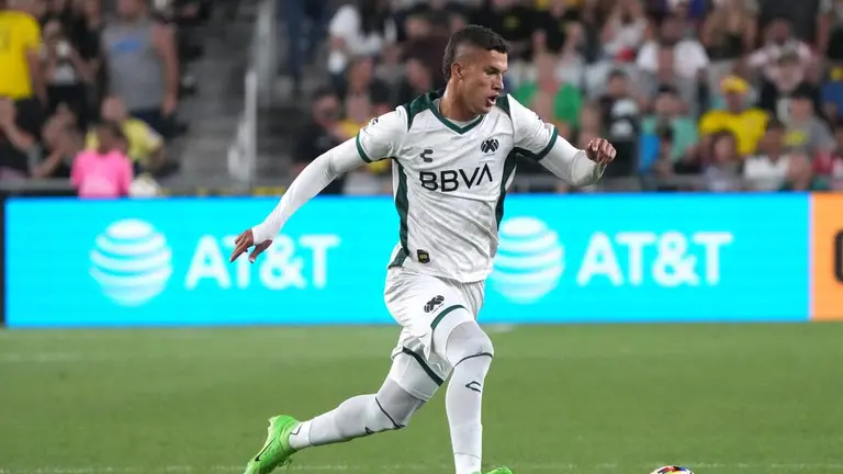 Nelson Deossa le dice adiós a Rayados y ya viaja rumbo a España