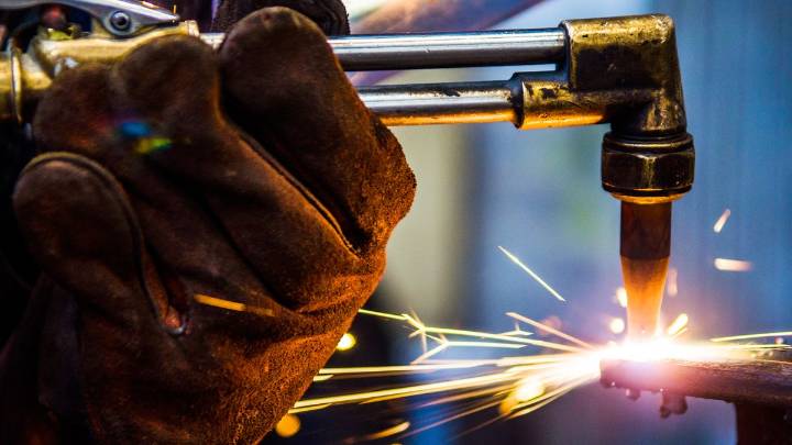 La actividad volvió a caer en junio y se confirma el freno de la economía