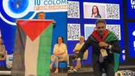 Daniel Quintero contó la razón por la que llegó al Congreso de la Andi con bandera de Palestina: “No podrán callar nuestra voz”