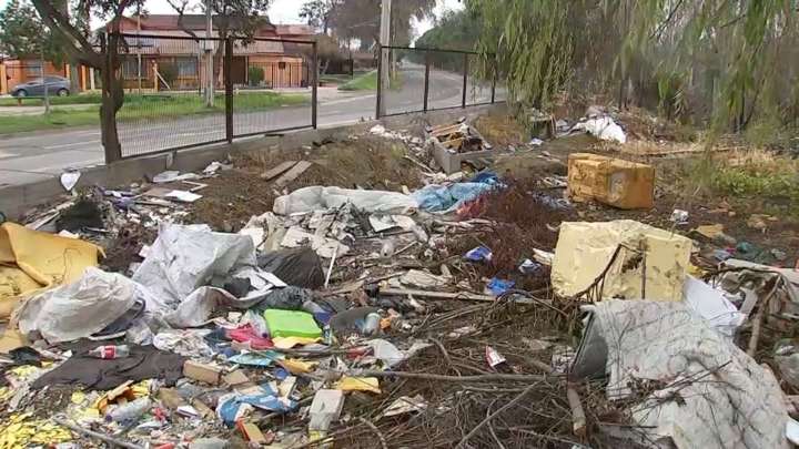 Vecinos denuncian basural y delincuencia en canal en el límite de Maipú y Pudahuel: "Nadie se hace cargo"