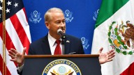 Embajador de EE.UU. felicitó a México por el traslado de 26 peligrosos narcos
