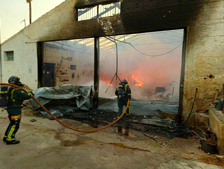 Bomberos de Tenerife actualizan los datos sobre el incendio de la nave en Guaza