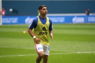 Jordhy Thompson cumple 21 años y su club lo saluda con broma sobre su forma física