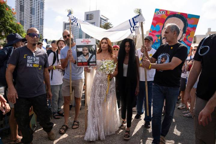 Mexicana, ex rehén de Hamas, realiza boda simbólica para exigir liberen a su pareja