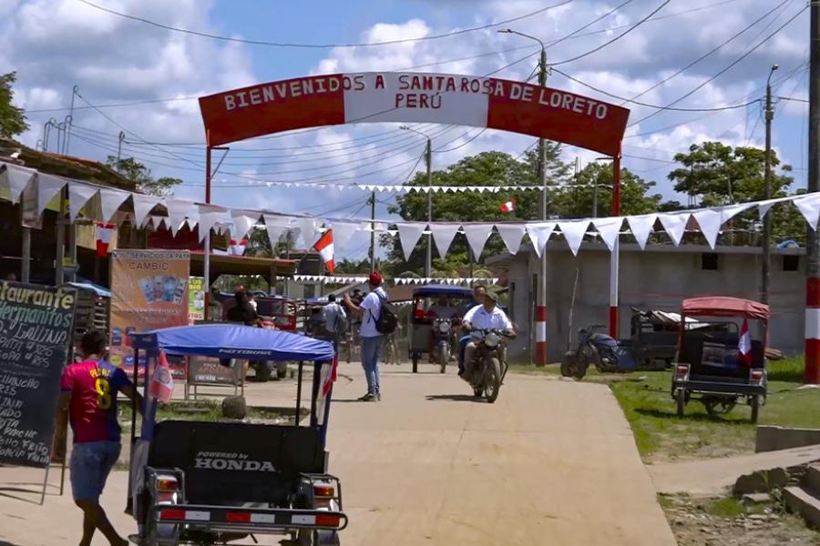 Peruanos izan bandera nacional y cantan himno en isla Chinería