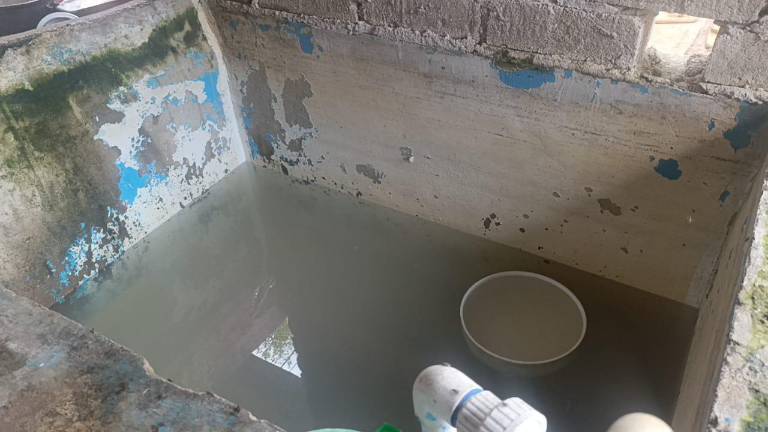 Vecinos de la colonia 13 de septiembre de Escuinapa optan por almacenar agua turbia