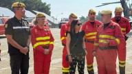 Robles no descarta enviar más militares a los incendios y pide a los políticos evitar la demagogia