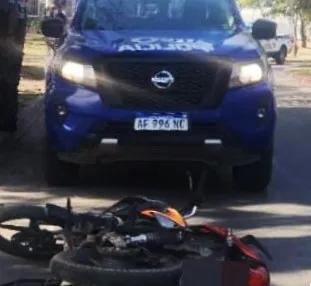 Un motociclista de 45 años falleció en barrio General Mosconi, tras chocar contra un árbol