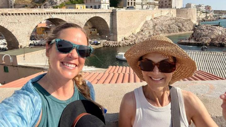 Se mudó de EE.UU. a Francia con sus queridos gatos, pero sus planes dieron un triste giro