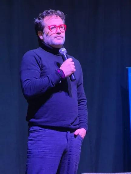 Gastón Pauls brindó su testimonio sobre consumos problemáticos ante 900 personas en Junín de los Andes