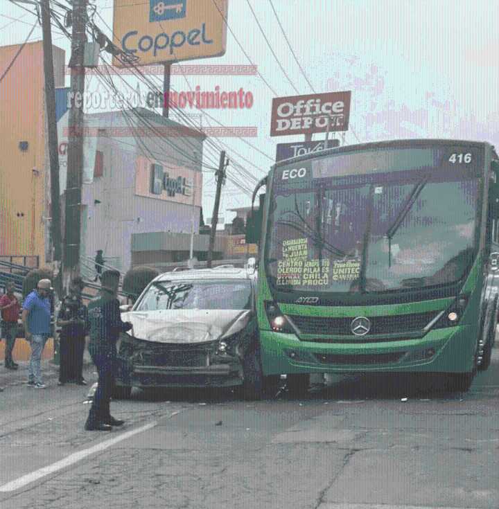 UNIDAD DEL TRANSPORTE PÚBLICO CHOCÓ CONTRA UN AUTOMÓVIL EN SAN MATEO OXTOTITLÁN