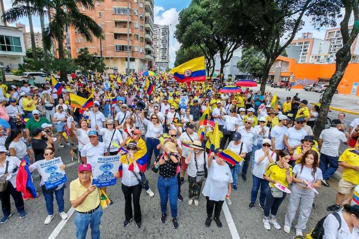 Multitudinaria marcha en Bucaramanga en apoyo al expresidente Álvaro Uribe