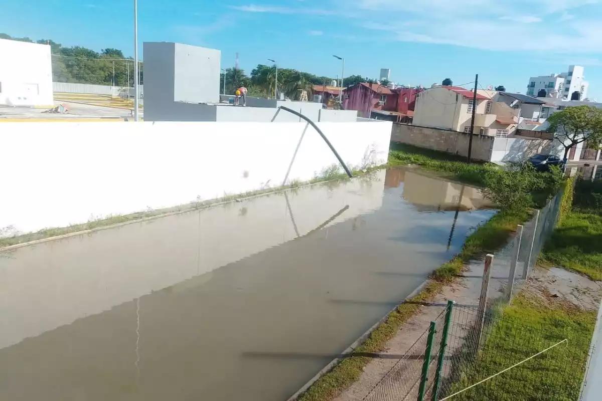IMSS ordena frenar desagües que inundaron calles en Ciudad del Carmen tras denuncia en Mundo Maya